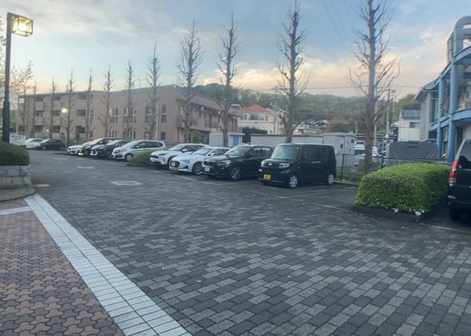駐車場と明記されていても、最小スペースでつくられた駐車場だと大型車は駐車できなかったり、出入りしにくくなったりする可能性があります。お車のサイズと購入したい物件の駐車場のサイズを現地で確認しましょう。