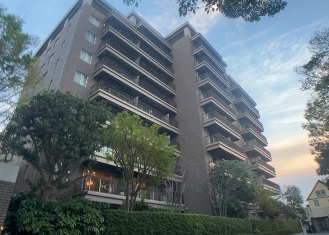 中庭（パティオ）とは、一つの建築物の内部に設けられた、壁などで囲われている庭のことを指します。コの字型、ロの字型が主流ですが、L字型の中庭もあります。最近では、インテリア性の高さからも人気があります。
