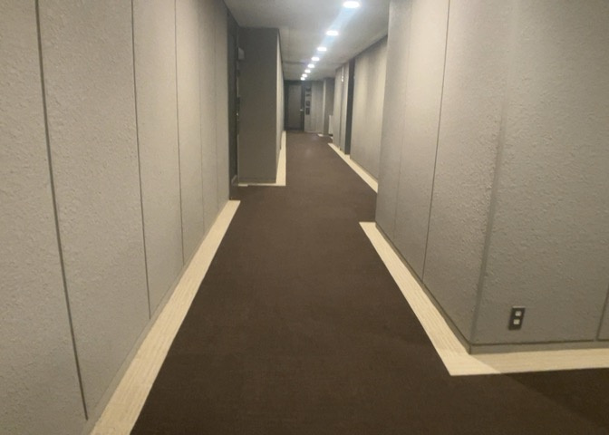 共有部分は、住民なら誰もが使える設備のこと。例えば駐車場やエレベーター、インターネット設備、セキュリティ設備などがあります。他にも、マンションの廊下・外部階段やエントランス・ゴミ置き場などがあります。
