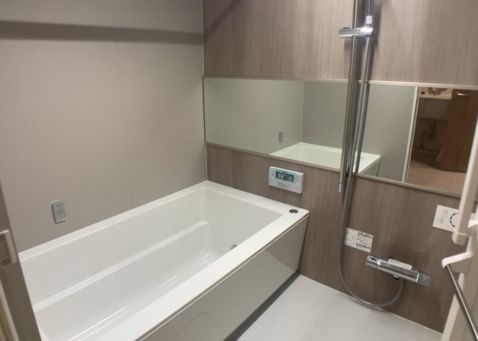 入浴時の快適さも大事なことですが、綺麗な状態を維持できなければ気持ちよく入浴できません。毎日の掃除が楽という点は大事なポイントになります！カビが生えにくく掃除がしやすい、壁や浴槽を選ぶといいでしょう。