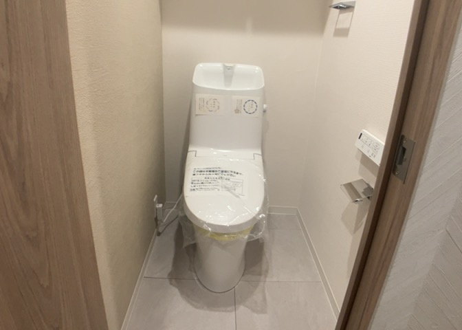トイレは大きさや形、機能、抗菌性などが異なる多種多彩なタイプが各メーカーから出ています。それぞれに良さがあるため、事前にどういったタイプのトイレがいいのかをご家庭内で決めて、内見に行くといいでしょう。