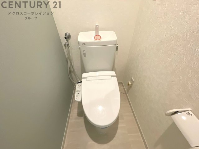 温水洗浄便座付トイレは温水洗浄機能により、暖かい水でおしりを洗浄することができ、冷たい水を使う従来の便座に比べ、温水洗浄機能で暖かいトイレを提供し、快適な使用を可能にします。
