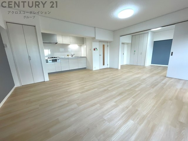 リビングダイニングは家族や友人とのコミュニケーションを楽しむ場所でくつろぎながら食事や会話を楽しめ、多目的に利用できリラックスできる空間です。家庭内の中心として機能し、快適な生活をサポートします。