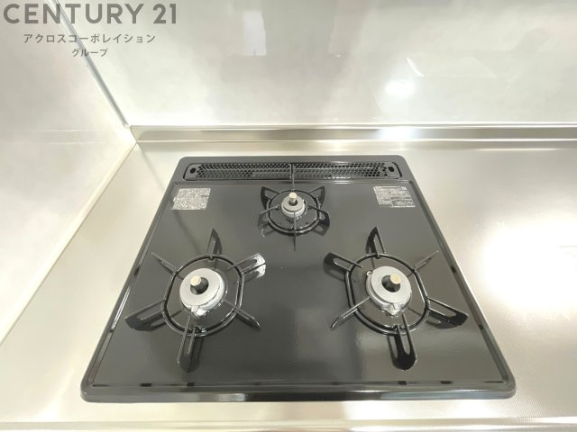 多数の調理器具を同時に使用でき、料理の効率化が可能。省エネで節約になり、様々な料理スタイルに適応できます。また、火力調整が独立しており、手入れや掃除もしやすく、今よりもっとお料理が楽しくなるかも。