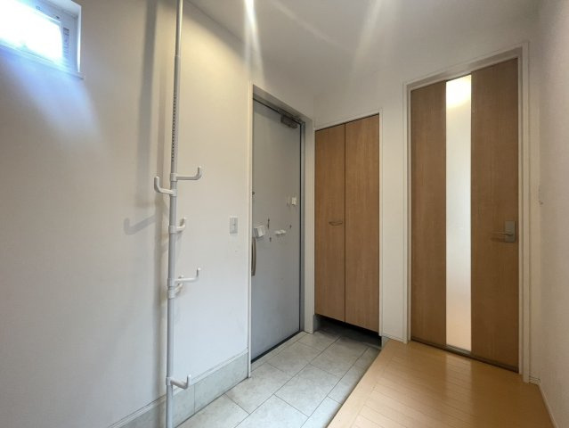 玄関ホールはシンプルで明るく、圧迫感のないすっきりとした空間です。収納力のあるシューズボックスを備え、靴だけでなく外出時に必要な小物なども整理しやすい設計です。機能性とデザイン性を兼ね備えた玄関です。