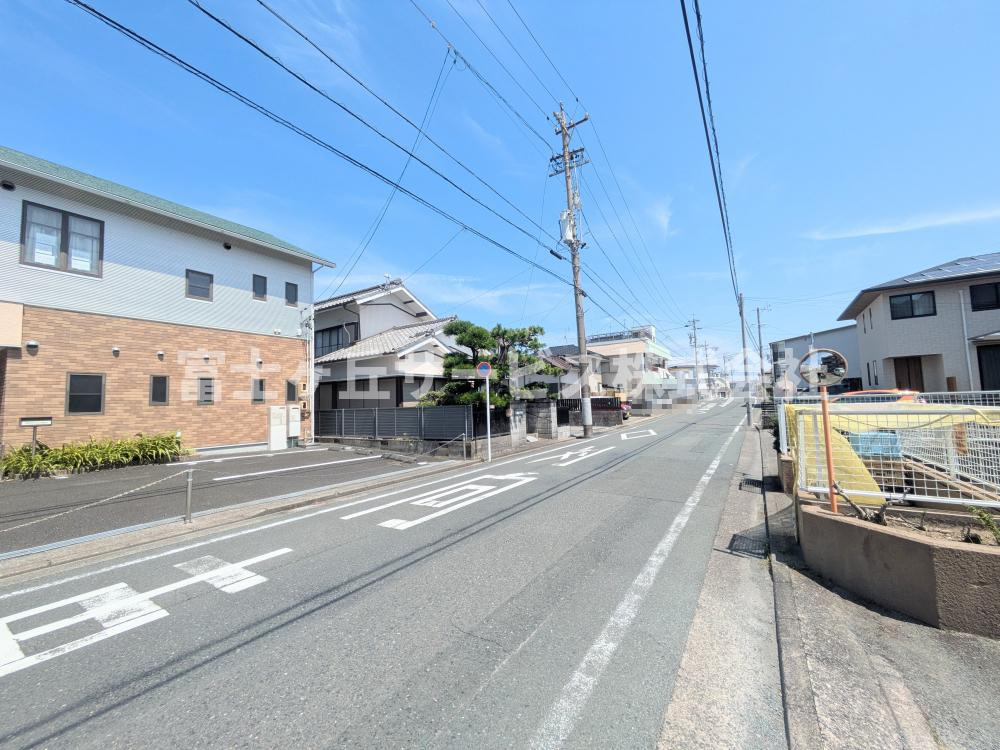 前面道路です