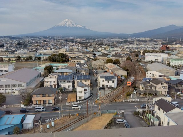 北側の通路からは、四季折々の富士山が楽しめます。