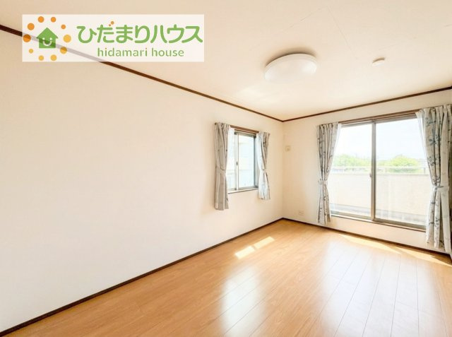 バルコニーに面していて、たっぷり光りの入る明るい主寝室です！