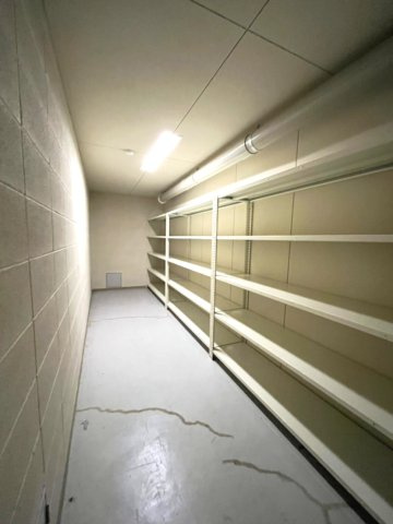地下1階にトランクルームあります。