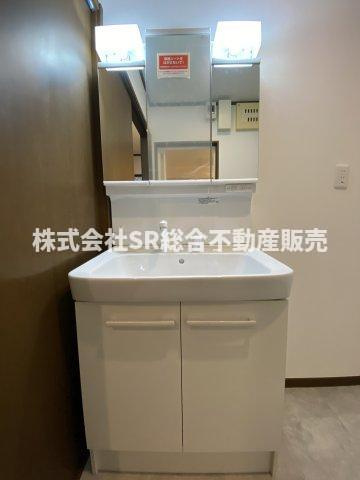独立洗面台、鏡の裏に小物を置くことができて便利です