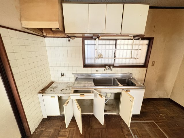 シンプルで使いやすいキッチンは、調理スペースとシンクがしっかり確保されたレイアウト。上下収納も備わっており、調理器具や食器などを整理して収納することができます。日々の料理を快適にサポートしてくれます。