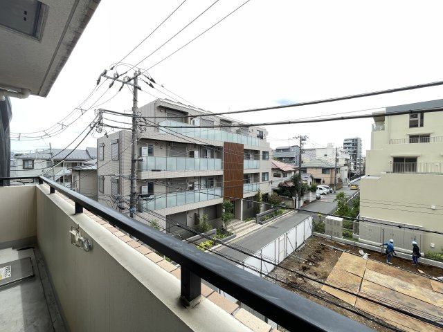 南東向きで陽当たり良好のバルコニーです。