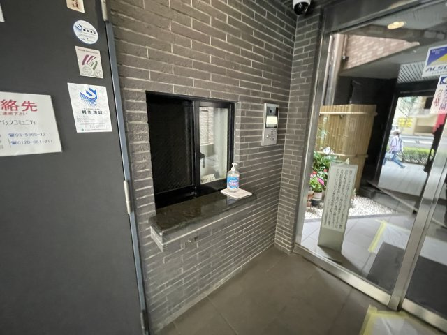 管理人室もあり、防犯面でも安心のエントランス。