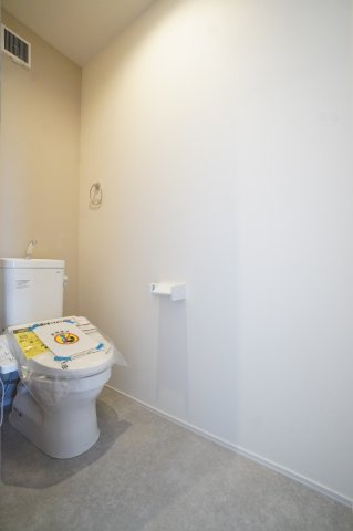 2階にもトイレ設置！2階はタンク有にすることで非常時にも使用できるようになっています。※類似物件の参考画像です。