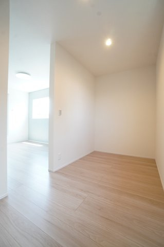 大きい荷物も入るウォークインクローゼット！※類似物件の参考画像です。