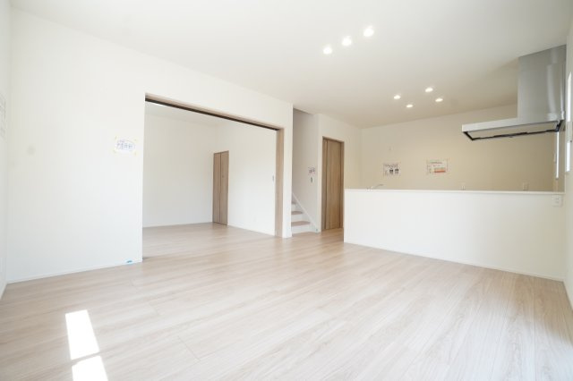 日当たりがいい14帖LDK。隣の洋室とは3枚扉で仕切れます！※類似物件の参考画像です。