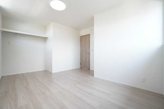 2階8帖洋室。オープンクローゼットでお部屋の広さを最大限に使用できます。※類似物件の参考画像です。