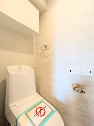 ～吊戸棚付きのトイレ写真～　消耗品等の収納が可能で便利です！