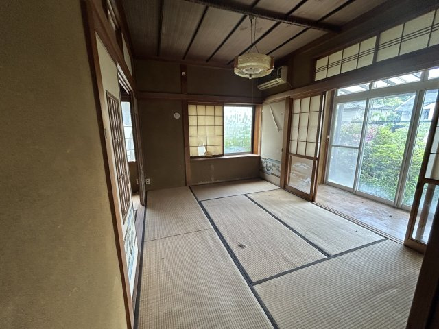 広縁と窓を設けており、心地よい風が通り抜け換気も快適に行える