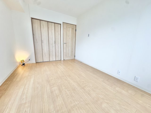 バルコニー側寝室の収納　お部屋がスッキリ片付きます♪