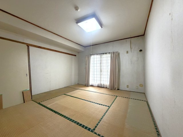 リビング横の約8帖の和室です