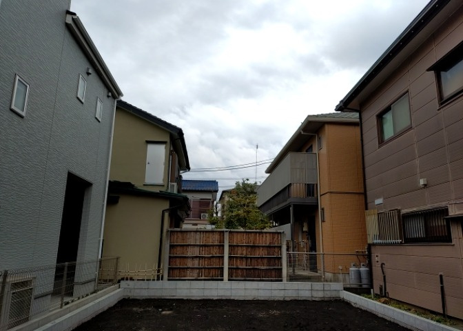 バルコニーは、室外の専用スペースのうち、「屋根がなく開放された空間」であるものを指します。ベランダより広いタイプのものが多く、日当たりもよいため家庭菜園などを楽しみたい人にとって適した環境となります。