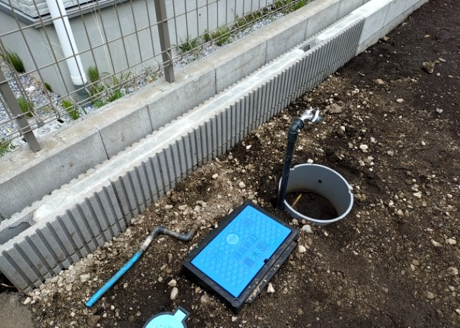 敷地内には、散水栓や立水栓があります。水道水を直接利用できるため、水を運ぶ手間を省くことが出来ます。大量の水を必要とする洗車作業や清掃などに役立ちます。その他設備とあわせて、現地でご確認ください。