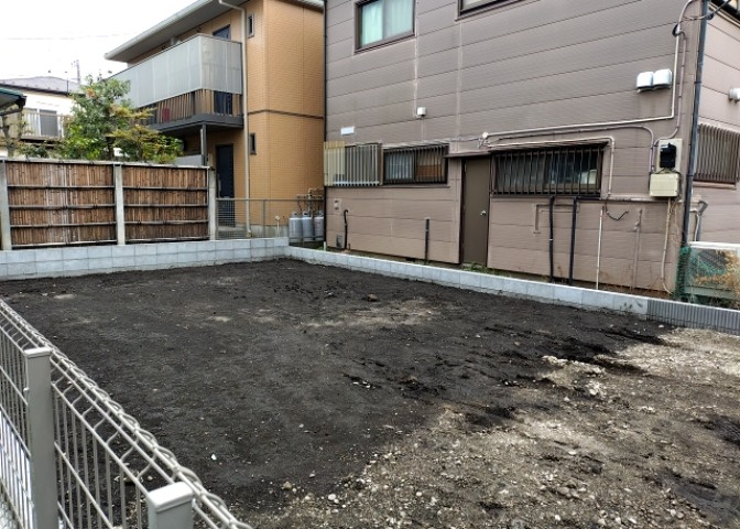 現地に行くなら、物件の周囲の地形がどうなっているかを見ることも大切です。周辺より低くなっている土地では、大雨などで水が集まりやすいため、地盤が弱くなっているということも考えられるため、注意が必要です。