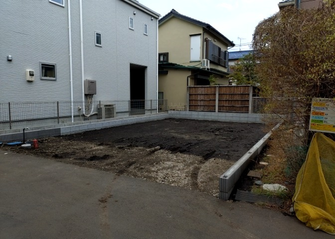 道幅が狭い場所は比較的土地の値段が低いことが多く、また交通量が少ないため騒音が少なく静かな環境で過ごせます。また、小さいお子様がいるご家庭も安心です。一方で車の駐車が難しいというデメリットもあります。