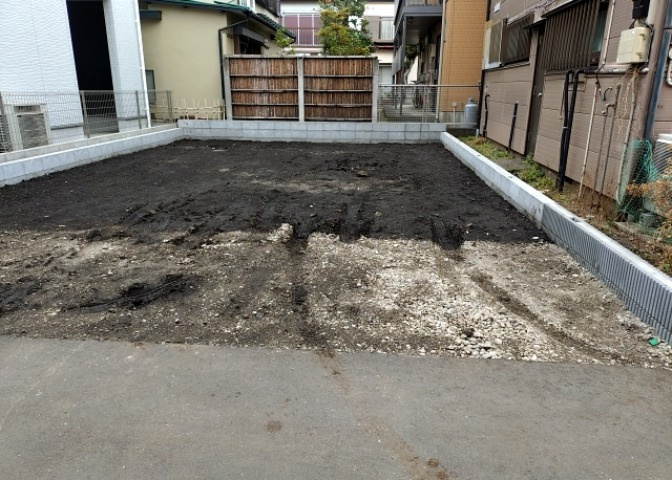 車一台あたりに必要なスペースは、標準サイズの普通自動車で横幅2m50cm、長さ5mは必要になります。ただし、乗降のことも考慮して横幅3m30cm、長さ5m50cmほどは確保できるところを選びましょう。