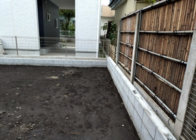 庭のある家に住むことのメリットとして、子どもたちの遊び場を確保できること、ガーデニングや家庭菜園を楽しめること、明るさを確保できることがあります。また、配置を工夫することでプライバシーが確保できます。