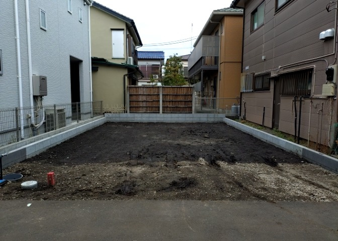 お持ちの車種によっては前面道路が広い方が便利でしょう。しかし、前面道路が広ければその分交通量が多くなるため、騒音などが気になる場合があります。実際に現地を見学し、周辺交通量や騒音などを確認しましょう！
