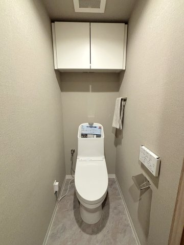 清潔感のあるトイレは、吊戸棚付きで便利。