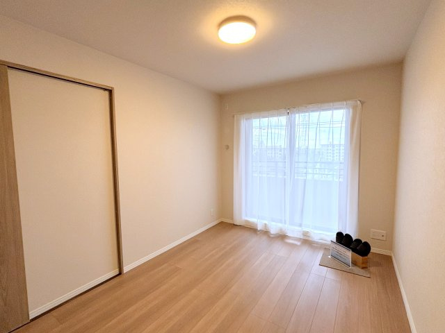 南東向きで明るい洋室。