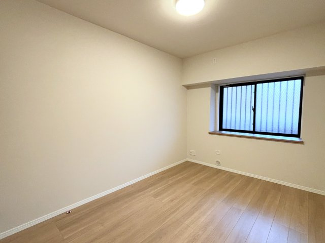 主寝室などに使える洋室約6.3帖。