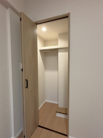 クローゼットの中にも照明があり、整理整頓がしやすいです。