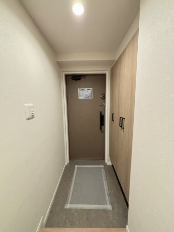 玄関は人感センサー照明付きで、夜の帰宅も安心です。