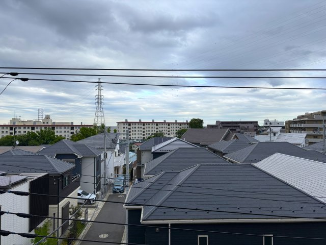 バルコニーから静かな住宅街を見下ろします。