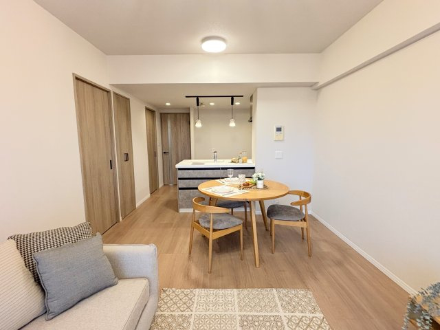 どんなテイストとも合わせやすいナチュラルな内装。