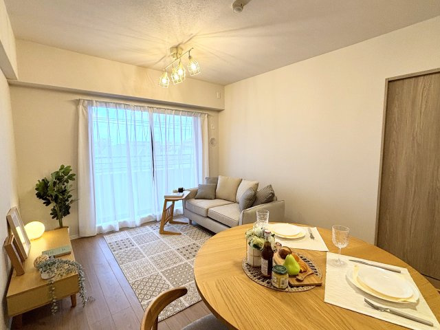 バルコニーからの自然光が入る居間を、個性的な照明が彩ります。