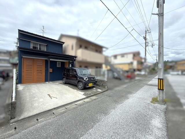 落ち着いた周辺環境＆車出しがしやすいゆとりある前面道路。