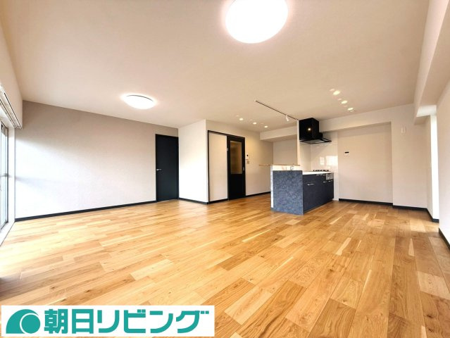南面ワイドバルコニーに面した約21帖の広々としたLDKです