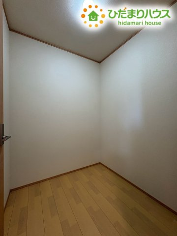 季節もののアイテムや普段使わない荷物をまとめて収納できる納戸です!　大容量のスペースで家中の荷物をすっきり整理整頓でき、居住空間に余計なものを置かずに広々と使うことができる大変嬉しい設備です♪