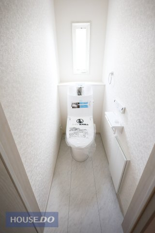 【トイレ】温水洗浄暖房便座付き。窓付きのトイレスペース。換気環境も良好です。