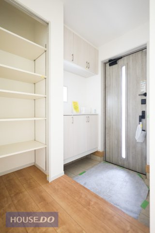 【玄関】明るい玄関で来客やご家族をお迎え♪玄関横のシューズインクロークには季節のものもたっぷり収納できます！