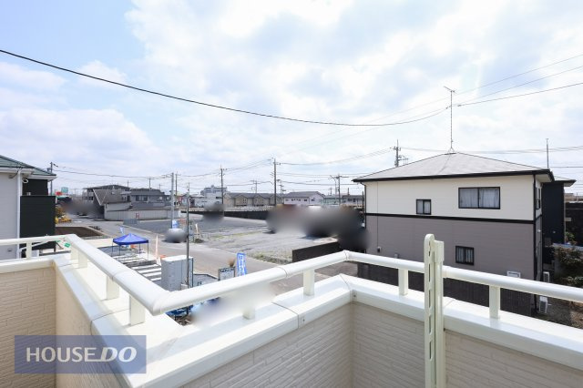 【建物からの眺望】バルコニーからの景色。十分な間隔が確保されております。