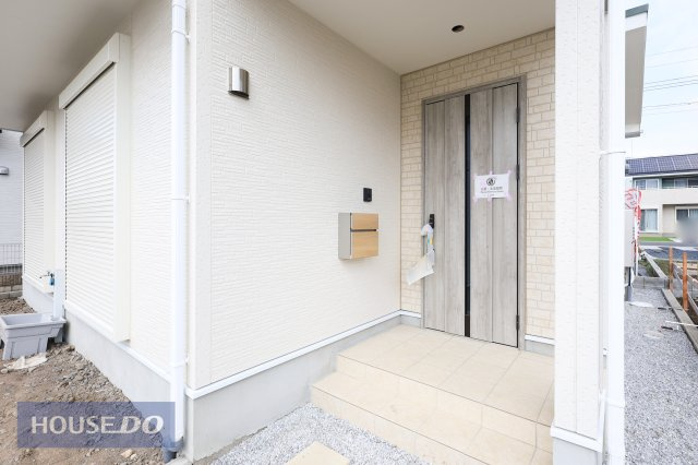 【エントランス】ゆったりとした玄関。奥行きのあるポーチで雨の日も安心です。