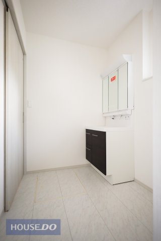 【脱衣所】洗面脱衣所はゆったりとしたスペースで使いやすいです。