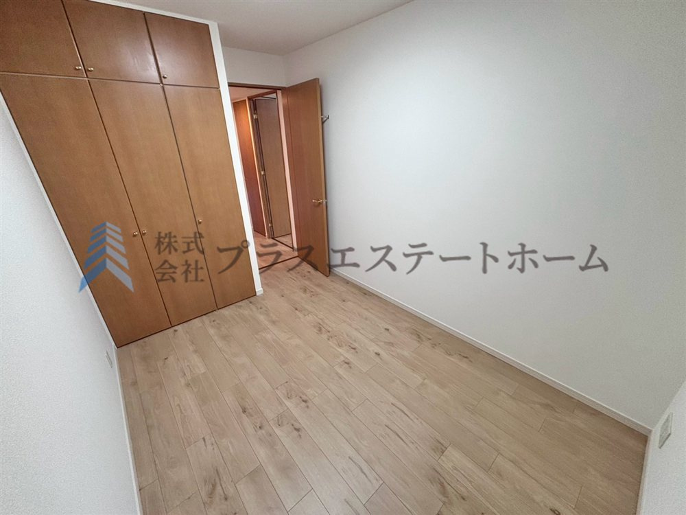 木目調のフローリング材でナチュラルな見た目のため暖かく落ち着いた雰囲気のお部屋です♪