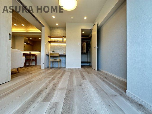 リビング横の洋室は扉を開けてリビングを広く使う事もできます♪